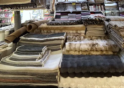 Tela Home mağazasında halı, kilim ve post reyonu