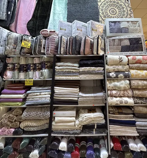Tela Home mağazasında havlu, bornoz ve battaniye reyonu